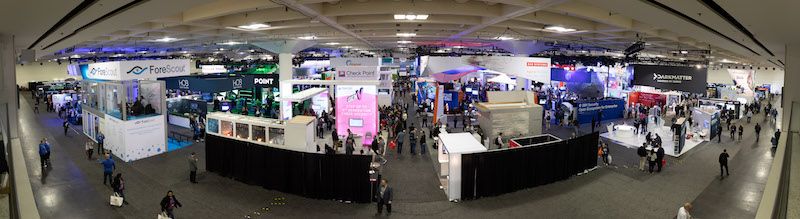 Vista dall’alto dell’area espositiva con numerosi stand dei fornitori e partecipanti alla conferenza
