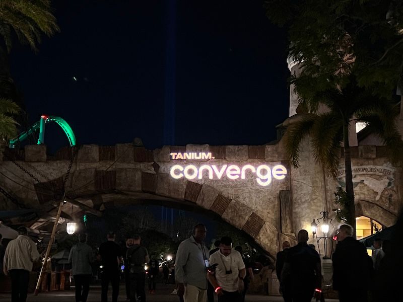 Insegna "Converge Universal Studios Tanium "