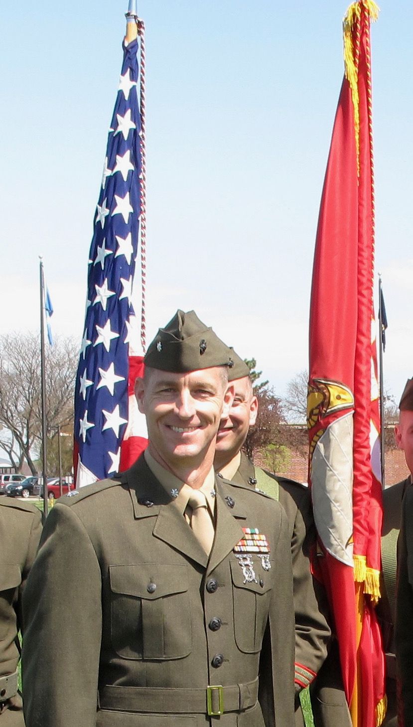Kyle Dewar in piedi accanto alle bandiere
