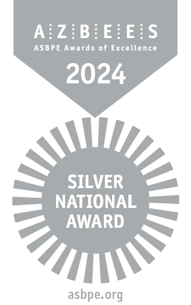 Immagine di una medaglia argentata e bianca appesa a un nastro su cui è riportata la scritta: “Azbees 2024, Premio Nazionale d’Argento”