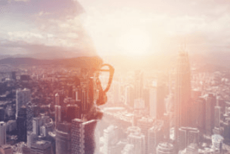 Icona di uno scudo di sicurezza sovrapposta a un panorama urbano al tramonto