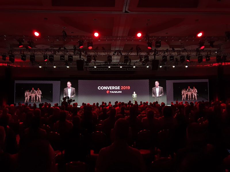CONVERGE 2019 : il palco principale della conferenza “ Tanium ”, con i relatori e il pubblico al completo