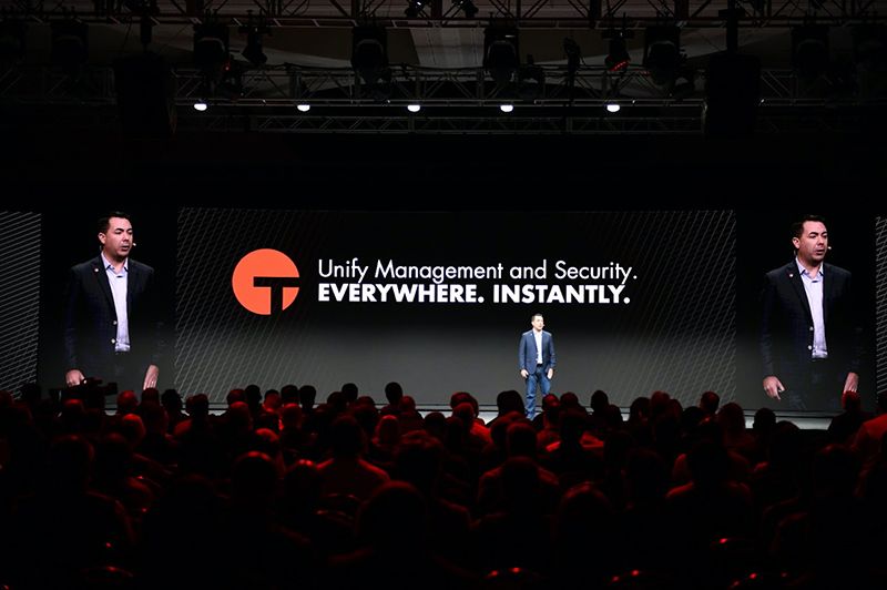 Due relatori in conversazione sul palco della conferenza CONVERGE 2019 “ Tanium ”