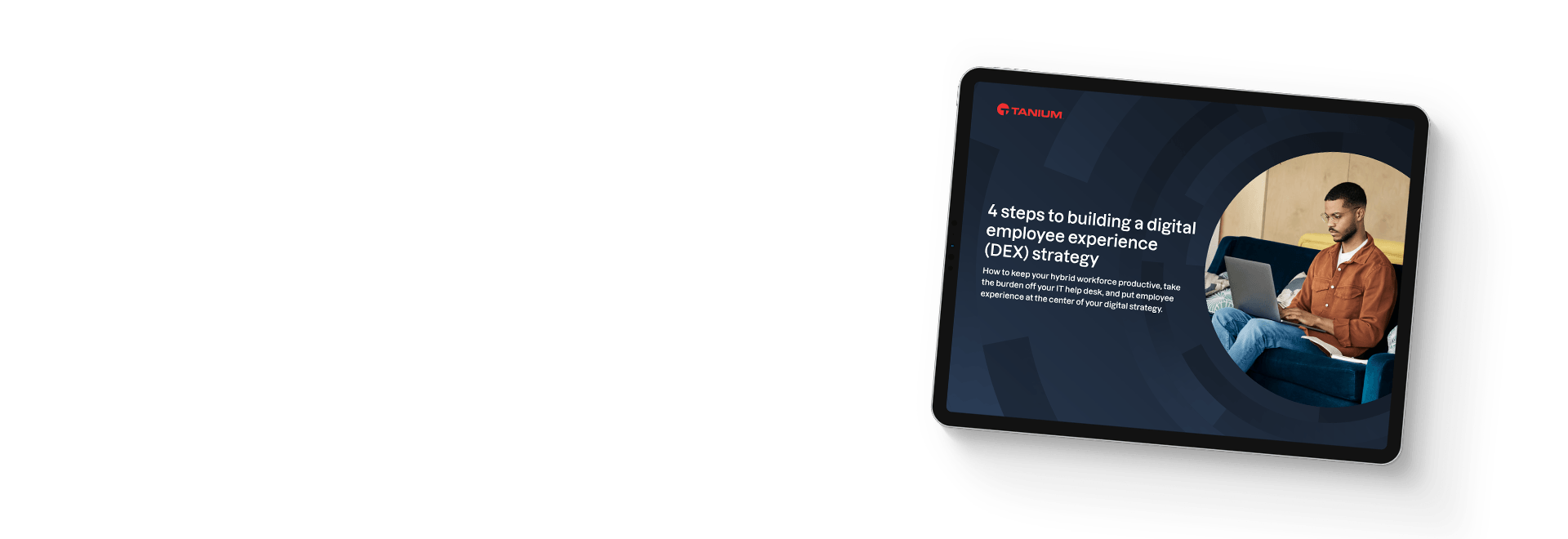 Tablet che mostra l'ebook Quattro passi per costruire una strategia di digital employee experience (DEX) con un uomo