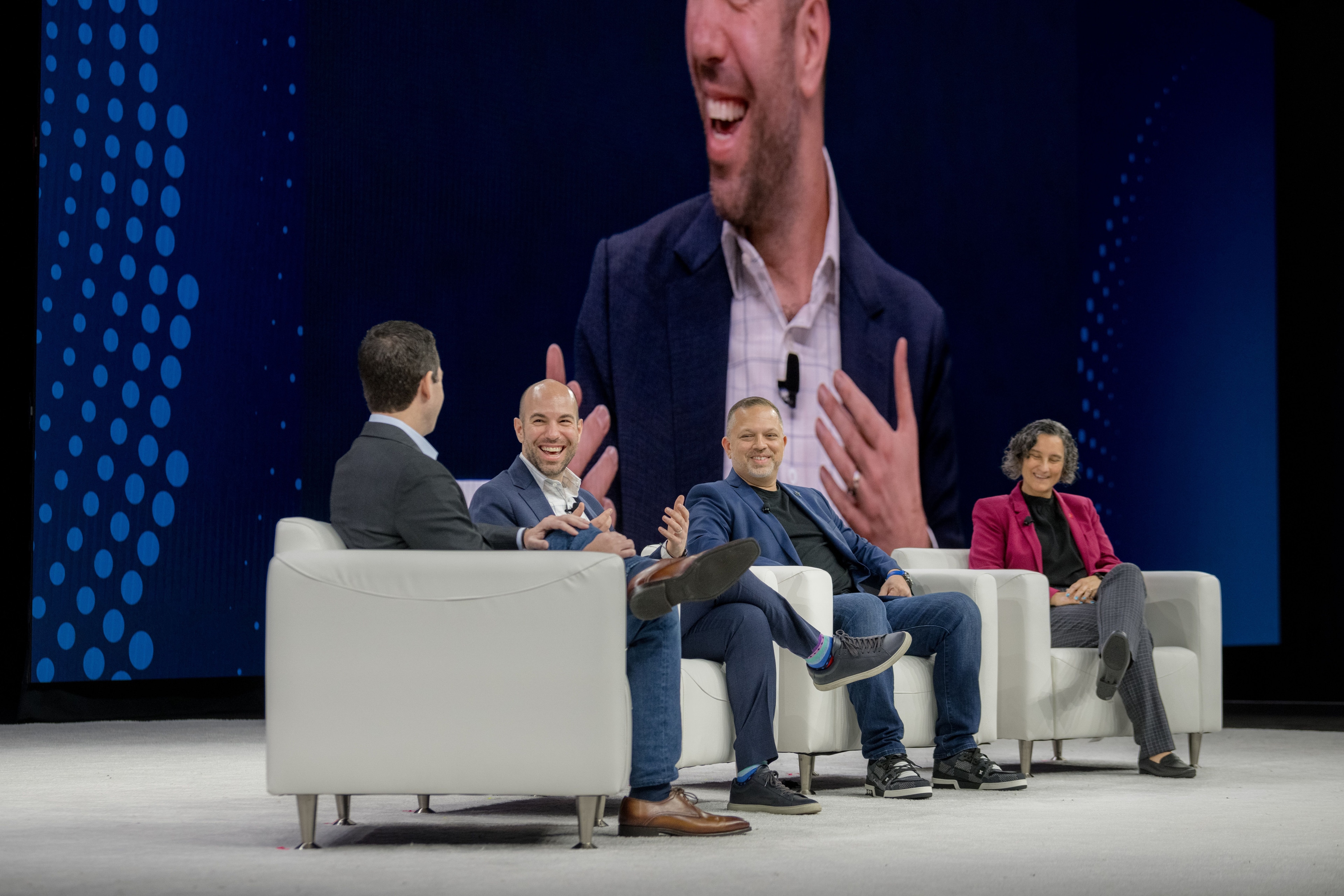 Immagine che ritrae Charles Ross, Chief Customer Officer di Tanium ; Greg McCarthy, CISO della Città di Boston; Adam Levinson, vicepresidente di SAP per i servizi cloud gestiti della divisione Intelligent Spend Business Network; e Vicky Laurens, vicepresidente per l’ingegneria della sicurezza e l’implementazione presso Scotiabank