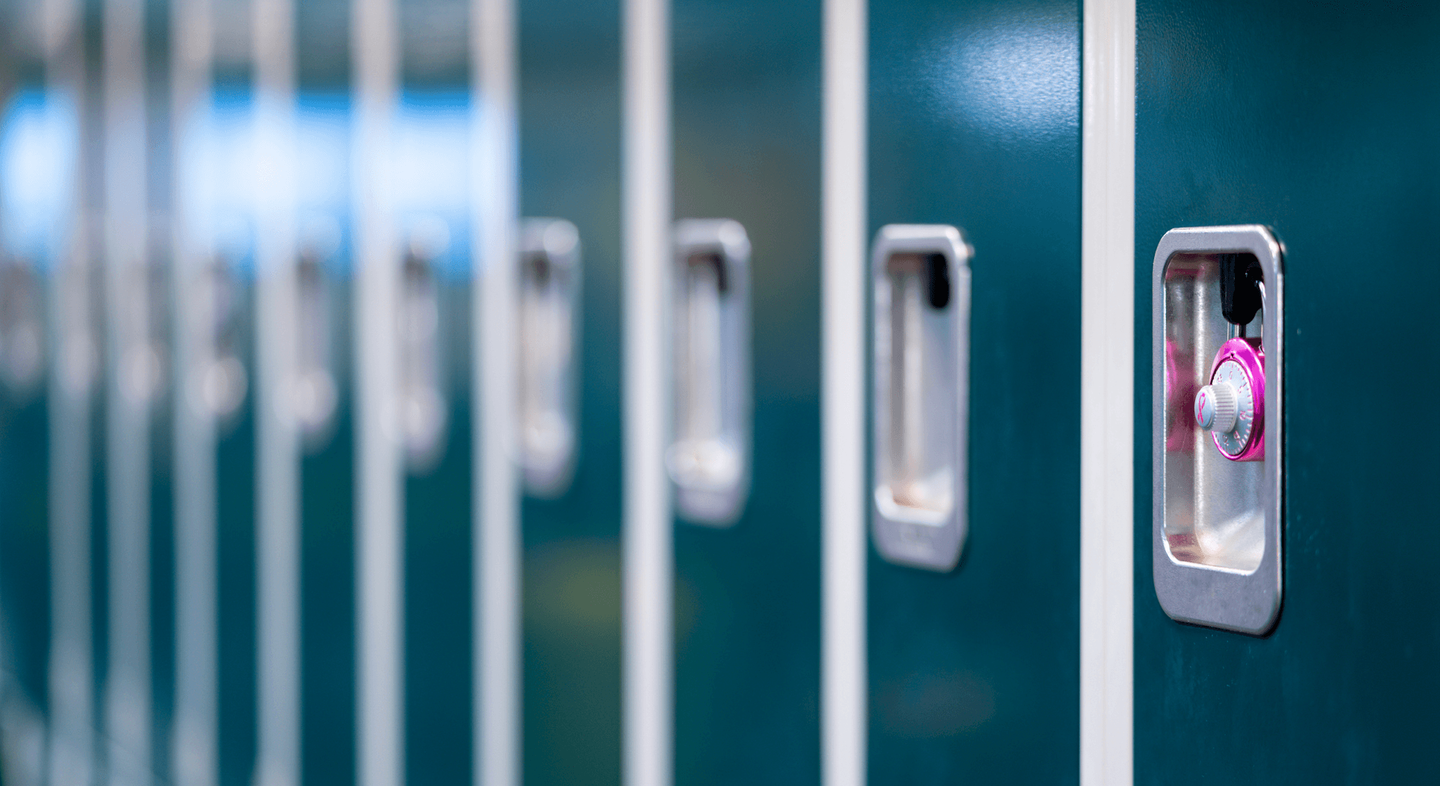 Immagine in evidenza del blog. Foto di una fila di armadietti scolastici, uno con lucchetto.