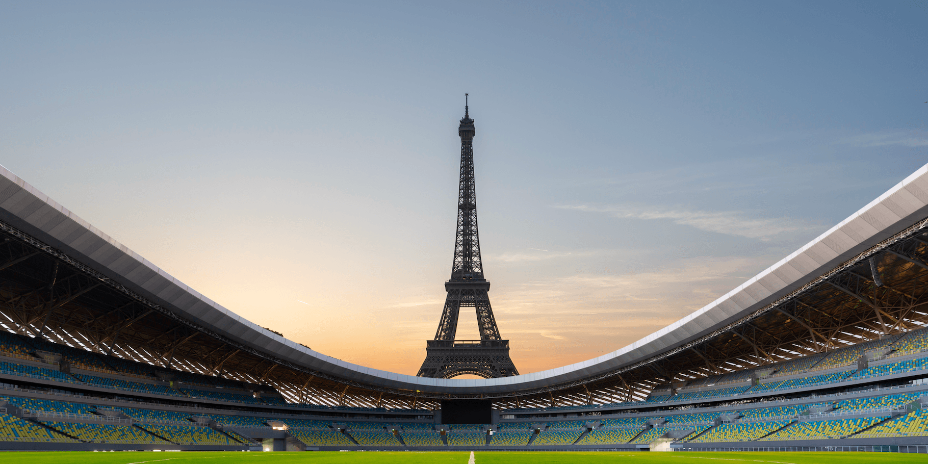 Vista dall'interno di uno stadio, la Torre Eiffel si staglia imponente in lontananza