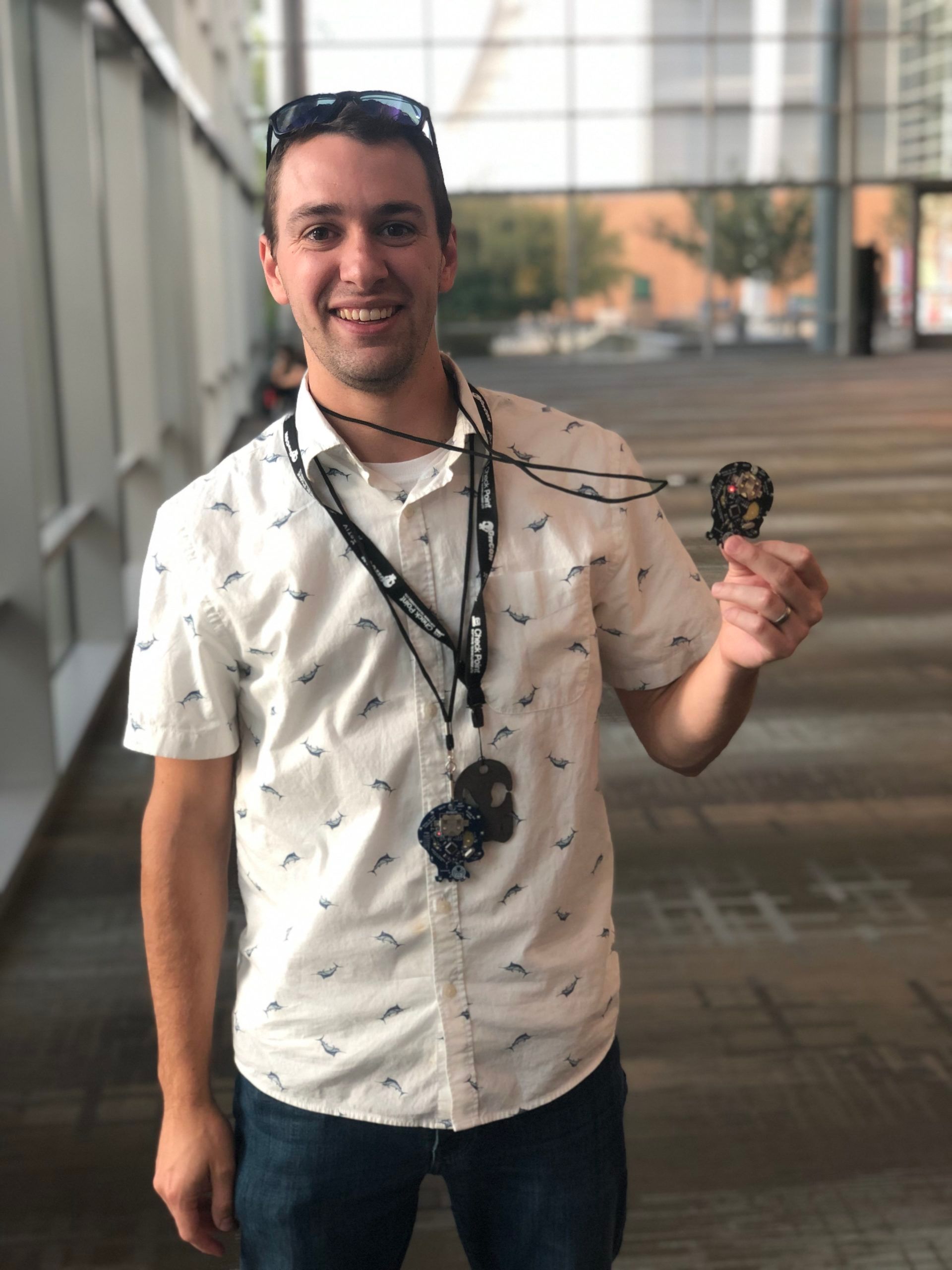 Connor Ivens con in mano il suo Black Badge dopo aver vinto il GrrCON, che gli garantisce un pass gratuito per la conferenza a vita.