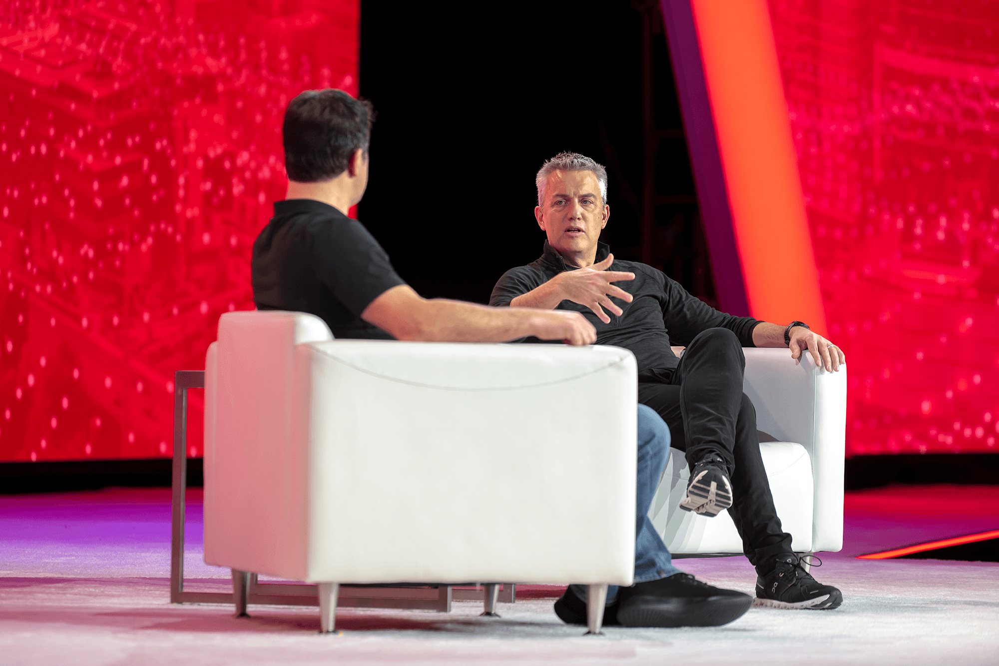 Tanium Il cofondatore Orion Hindawi sul palco insieme a Rob Lefferts, vicepresidente dell’ Microsoft , in occasione di Converge 2022