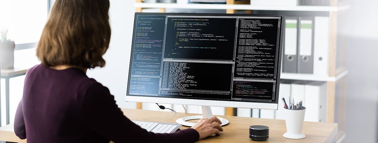 Software, programmatrice, o sviluppatrice, donna, che utilizza un computer in ufficio