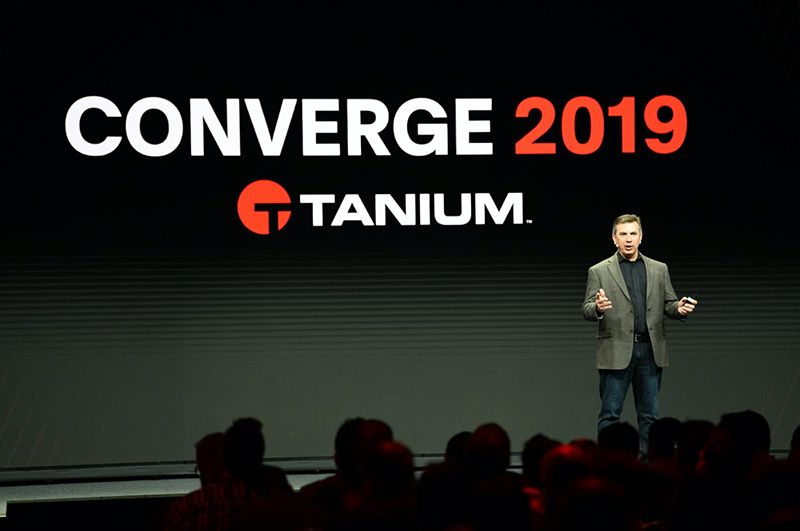 Allestimento del palco di CONVERGE 2019 con altoparlanti e maxischermi che trasmettono i messaggi dell’ Tanium