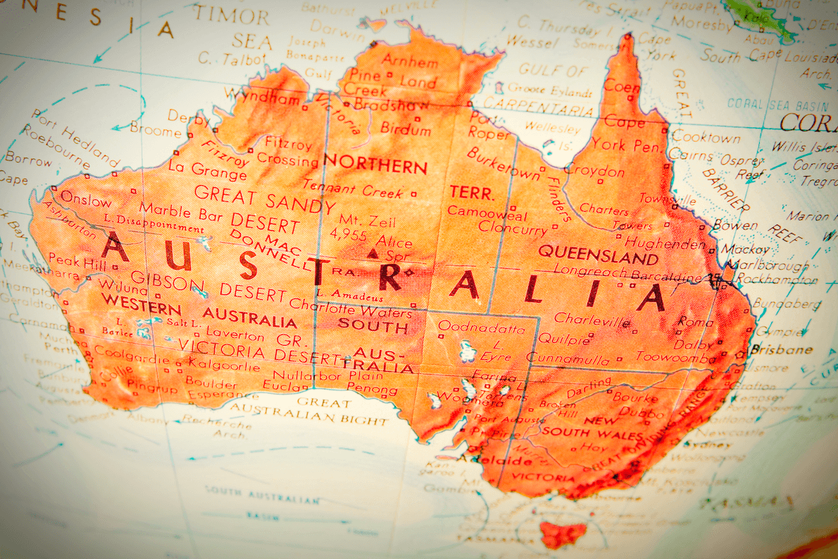 Il continente australiano, dipinto di arancione e visto su un mappamondo vintage.