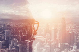 Icona di uno scudo di sicurezza sovrapposta a un panorama urbano al tramonto