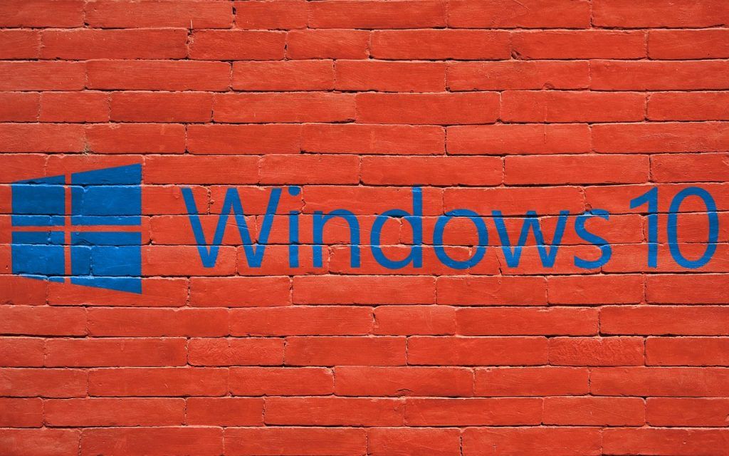 Windows Logo " 10 " dipinto su un muro di mattoni rossi