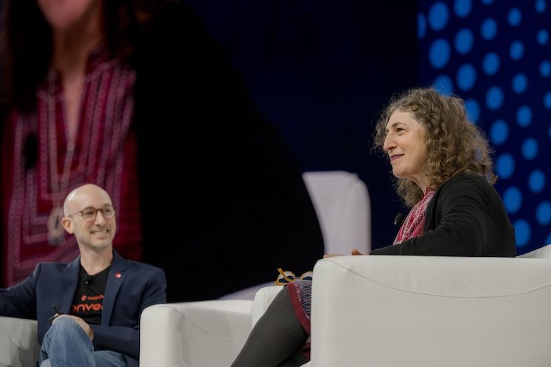 Immagine di Jake McClean, CIO di “ Tanium ”, e Mayim Bialik