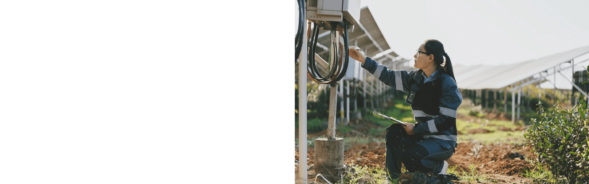 Tecnico che lavora su infrastrutture energetiche in campo aperto