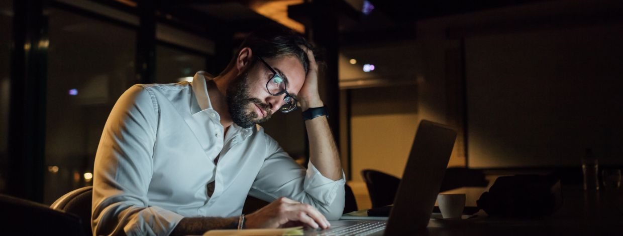 Un uomo che guarda lo schermo del computer