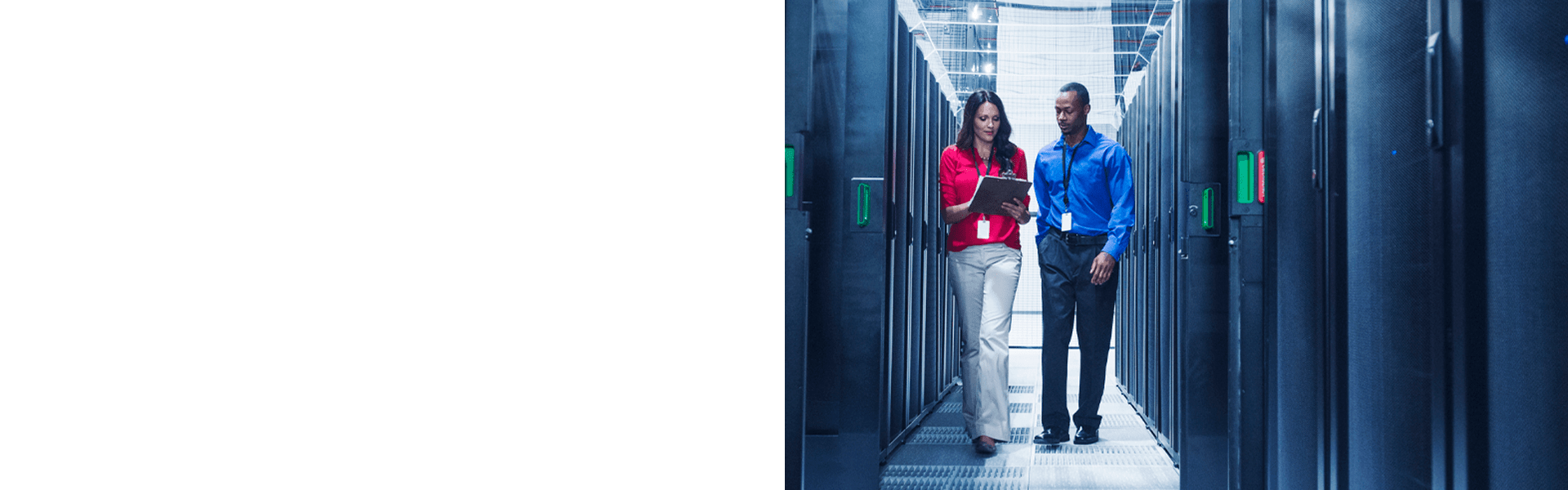 Due professionisti che lavorano in un data center con infrastruttura di rete