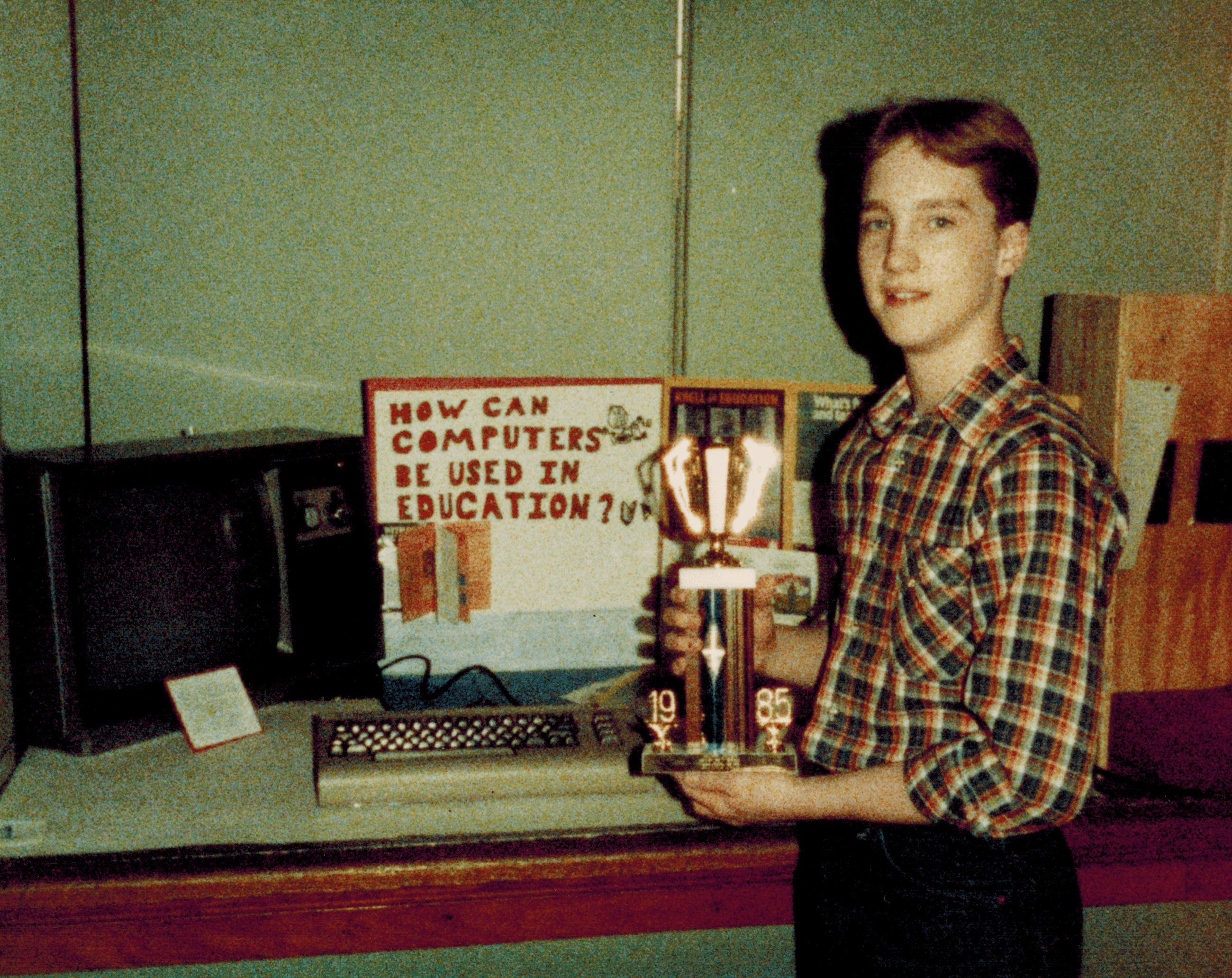 Ashley McGlone con il trofeo in mano alla fiera della scienza nella classe 1985