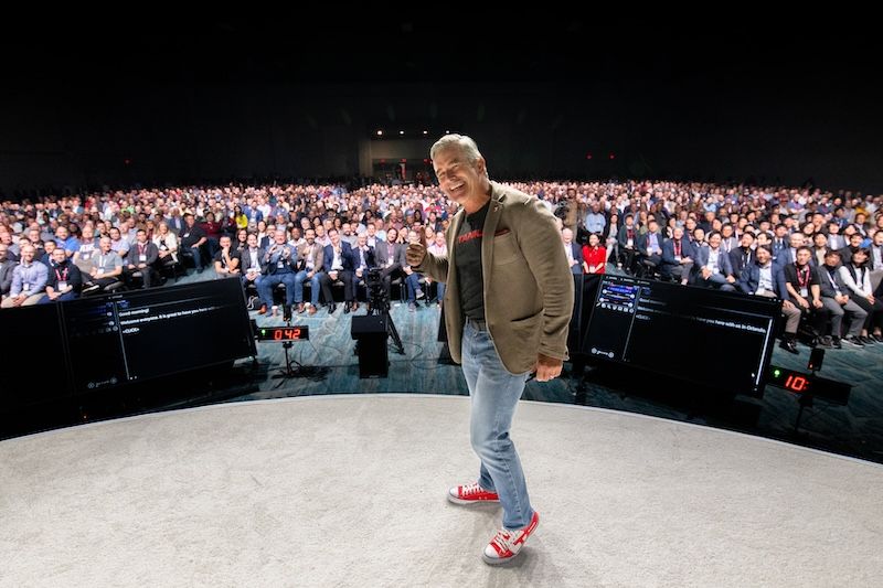 Immagine tratta dal sito Tanium CEO : Dan Streetman mentre scatta un selfie con i partecipanti al Converge