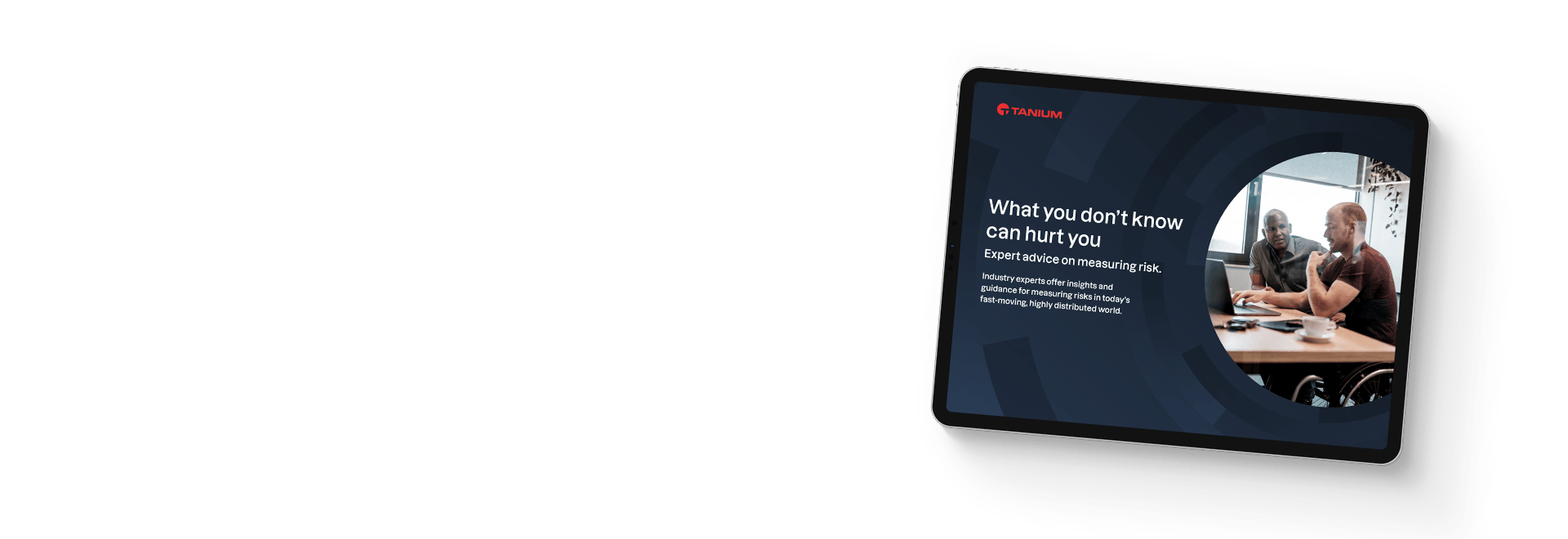 Mockup su tablet dell'eBook "Ciò che non sai può farti del male: consigli degli esperti sulla misurazione del rischio" con persone in copertina