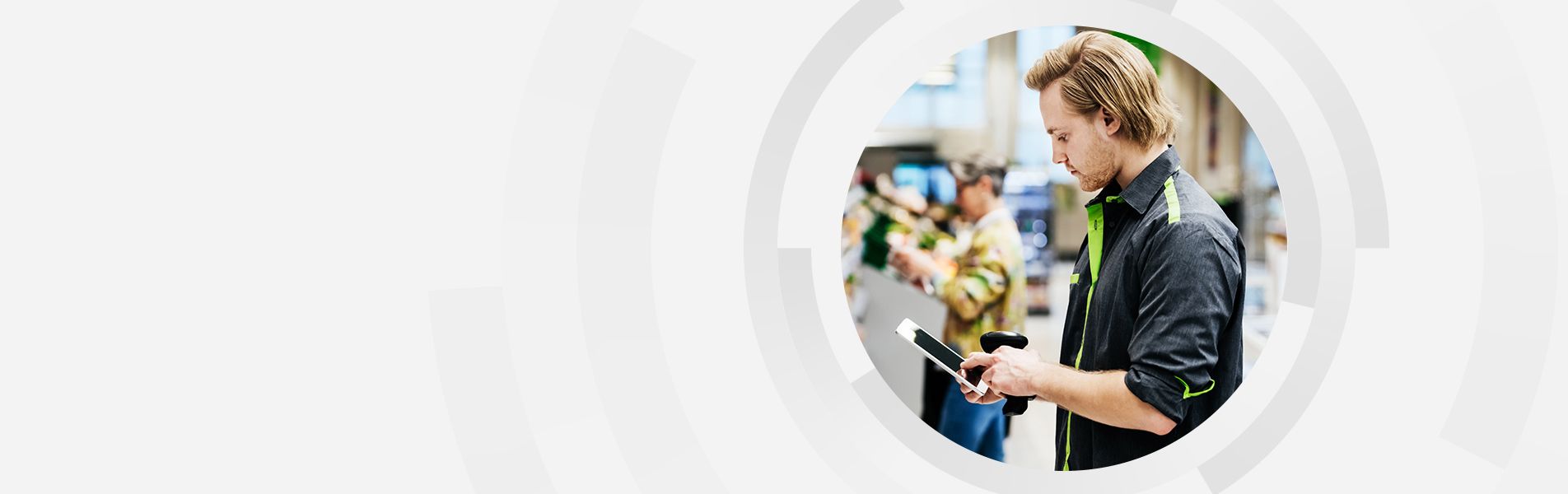 Addetto retail che utilizza un tablet in un ambiente di negozio