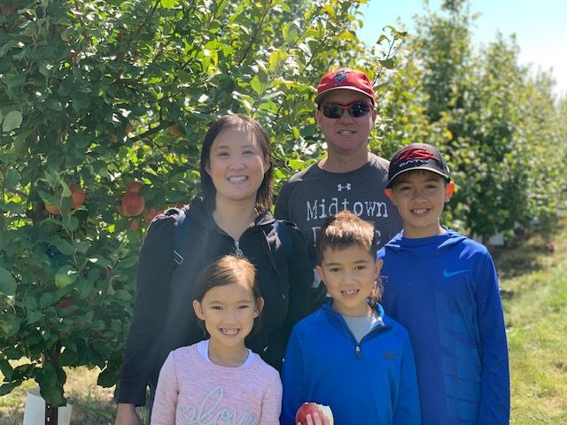 Foto dell’ingegnere Cathy Nguyen dell’ Tanium e e della sua famiglia