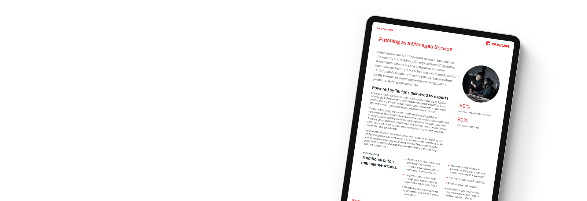 Tablet che mostra il solution brief 'Patching come Servizio Gestito' con foto del team