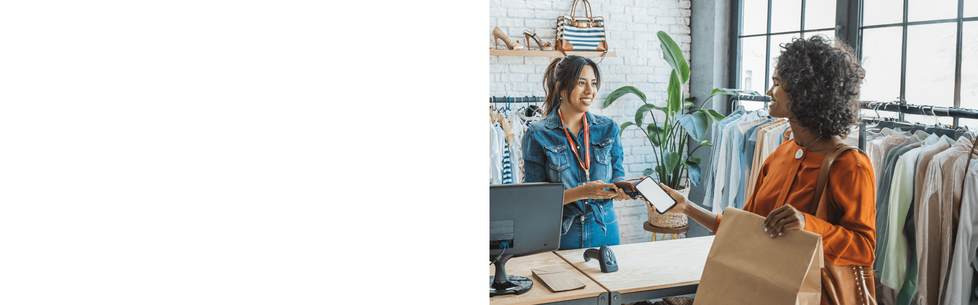 Ambiente retail con acquirenti e personale