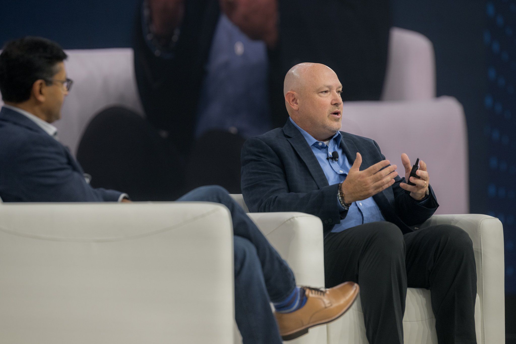 Immagine di Vivek Bhandari, vicepresidente del marketing di prodotto di Tanium , e di Tom Cipolla, analista senior del team Infrastrutture e operazioni del posto di lavoro digitale di Gartner