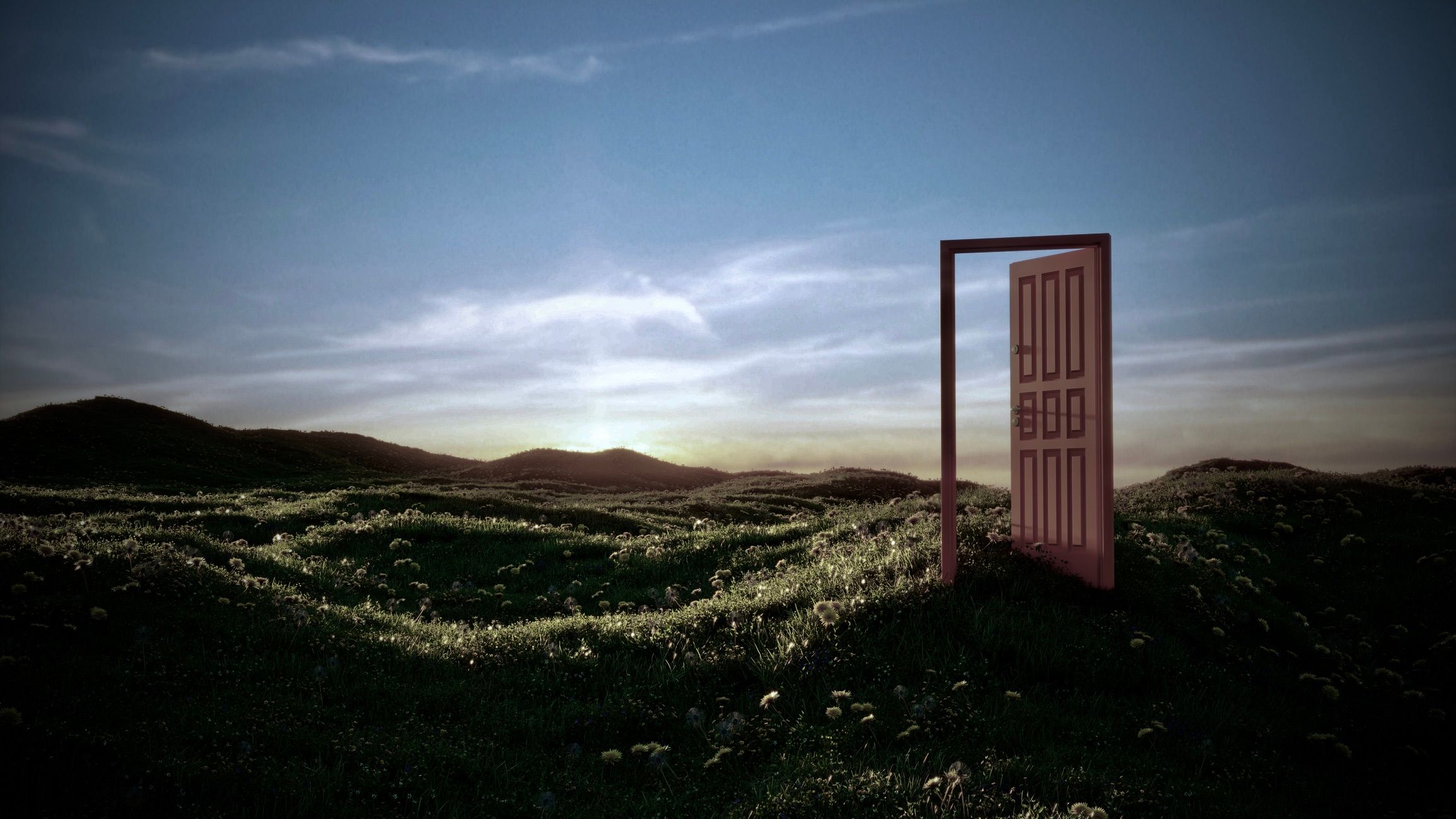 La foto di un'unica porta aperta che si erge in mezzo a colline ondulate.