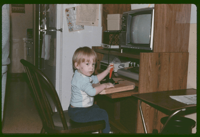 Josh con il suo primo computer Commodore all’età di 2 anni
