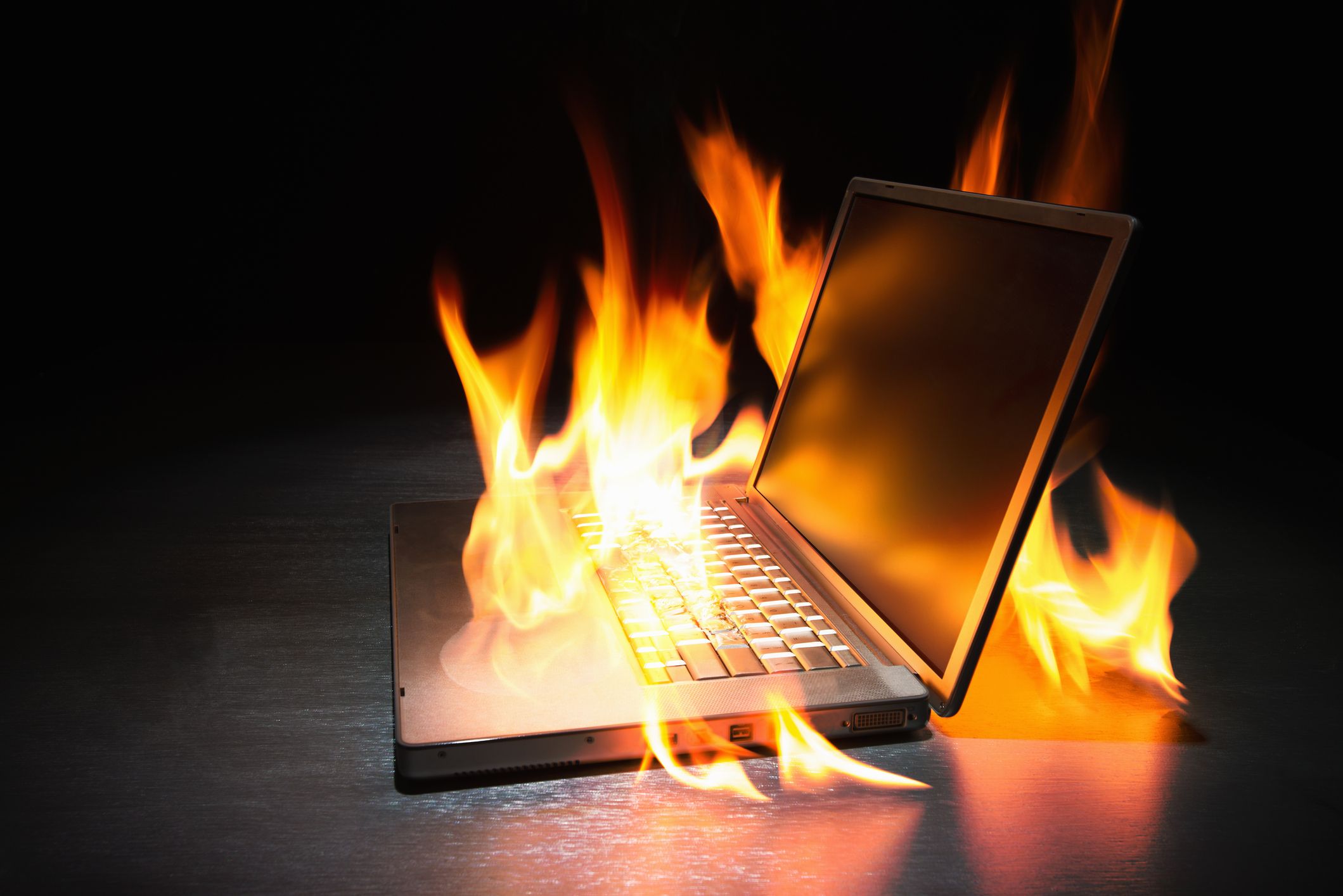 La foto di un laptop avvolto dalle fiamme.