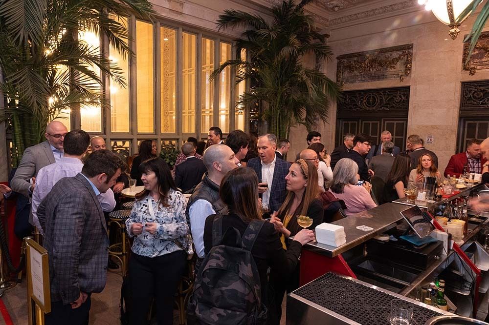 Foto di persone che parlano in un bar di un hotel